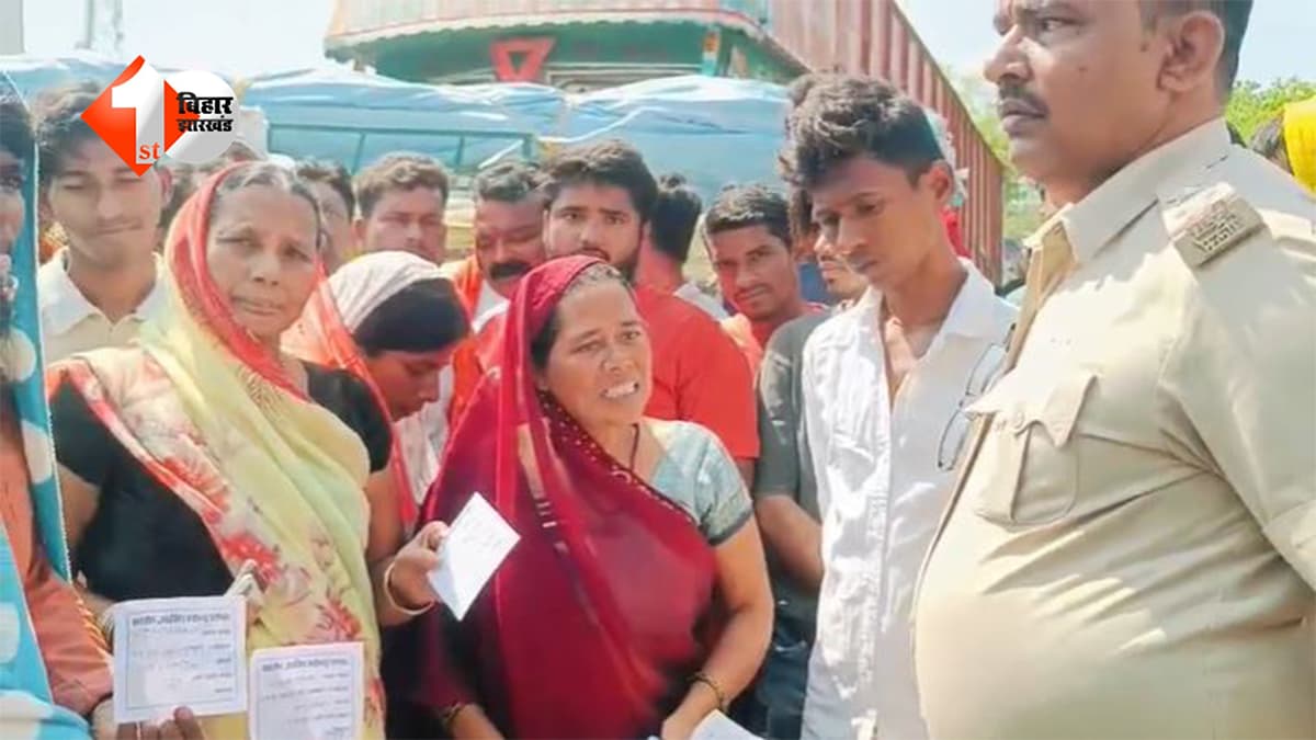 गैस की कमी पर सड़क जाम! रोहतास में उपभोक्ताओं का गुस्सा फूटा, रात 2 बजे से लाइन में खड़े लोगों ने सिलेंडर रख कर रोका मार्ग