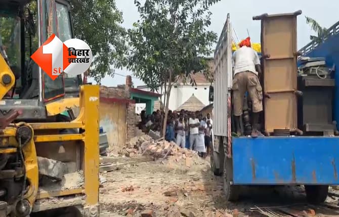 वैशाली डबल मर्डर केस में बड़ा एक्शन, फरार आरोपियों के घर कुर्की-जब्ती, बुलडोजर लेकर पहुंची पुलिस