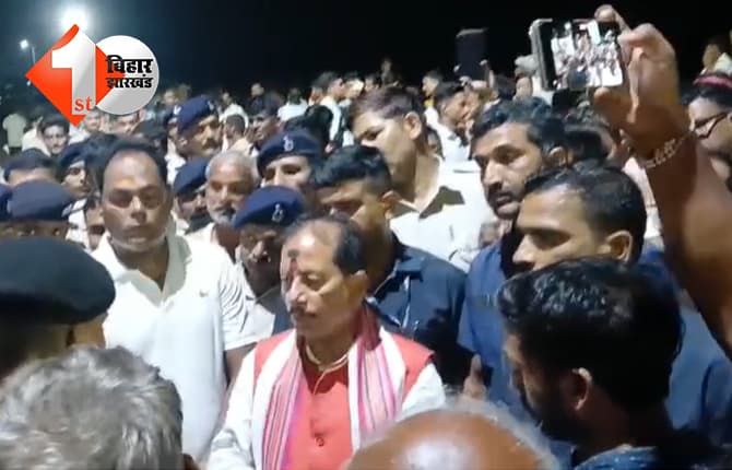 बाढ़ में 4 युवकों की संदिग्ध मौत की सूचना पाकर मौके पर पहुंचे मंत्री विजय सिन्हा, ग्रामीणों ने कहा..बिहार में पूरी तरह से फेल है शराबबंदी