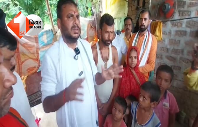 बक्सर में गरीब परिवार की मदद को आगे आई विश्वामित्र सेना, मकान निर्माण के लिए दी जरूरी सामग्री