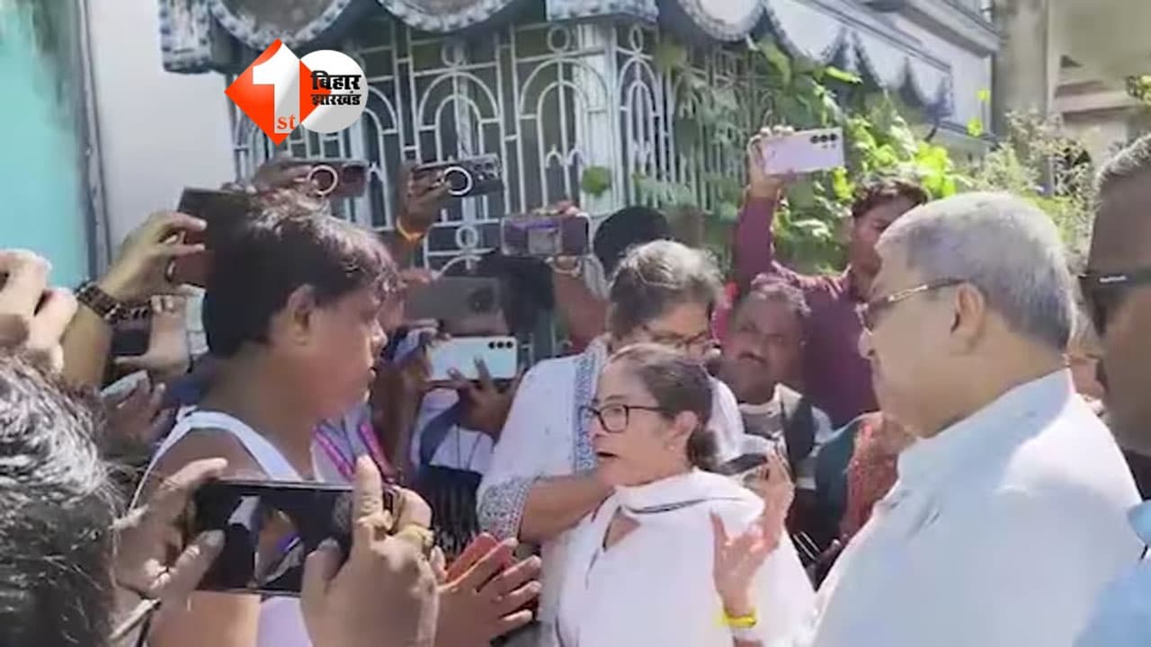 पूर्व सीएम ममता बनर्जी के काफिले पर हमला, गाड़ी पर फेंके गए कीचड़-जूते; गरमाई बंगाल की सियासत