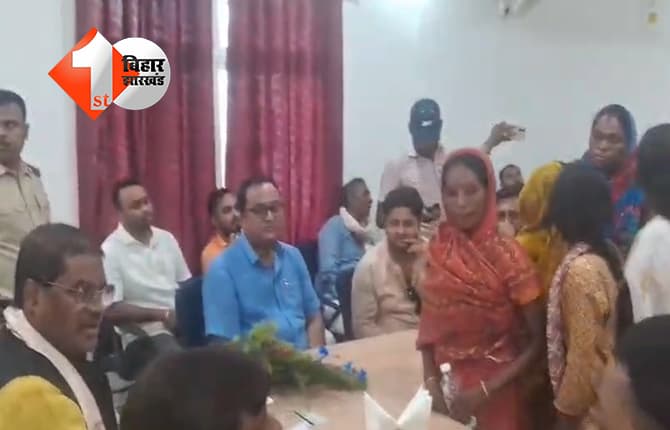 कटिहार DCLR शशांक बर्णवाल पर घूसखोरी का आरोप, प्रभारी मंत्री प्रमोद चंद्रवंशी से महिलाओं ने की शिकायत
