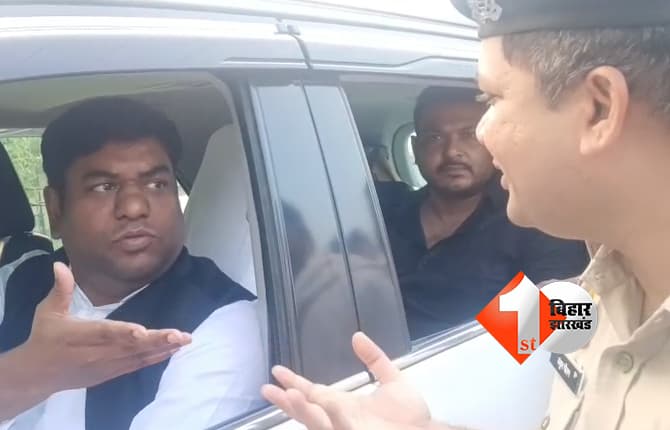 महराजगंज में अधिकारियों से मिले मुकेश सहनी, बोले- संविधान से ऊपर कोई नहीं, लोकतांत्रिक अधिकारों का हो रहा हनन
