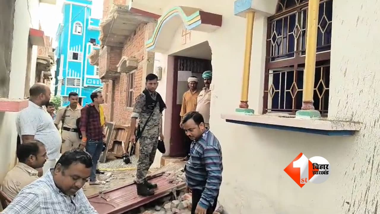 हत्याकांड के फरार आरोपियों के घर कुर्की-जब्ती, खिड़की-दरवाजे उखाड़ ले गई पुलिस; कार्रवाई से मचा हड़कंप