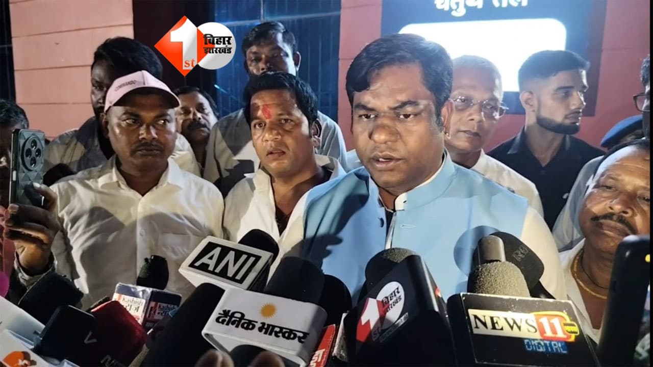 बेगूसराय में गैंगरेप पीड़िता से मिले मुकेश सहनी, बढ़ते अपराध पर NDA सरकार को घेरा