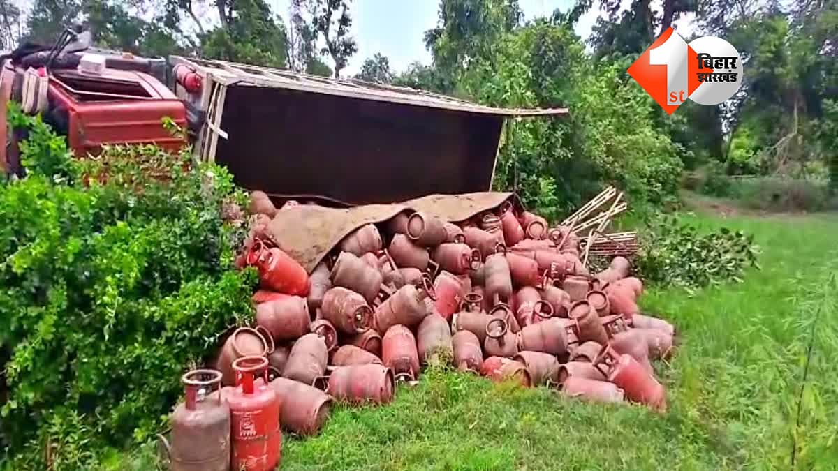 कुत्ते को बचाने के चक्कर में गैस सिलेंडरों से भरा ट्रक पलटा, NH-31 पर मची अफरा-तफरी
