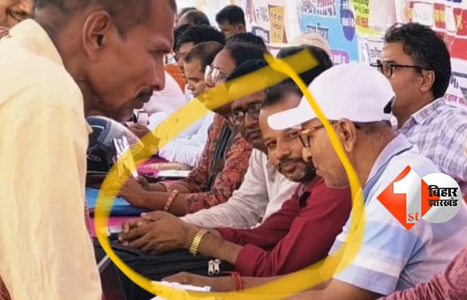 सरकारी सहयोग शिविर में बिचौलियों की एंट्री से मचा बवाल, अधिकारी के बगल में बैठे निजी व्यक्ति की तस्वीर वायरल, डीडीसी ने दिए जांच के निर्देश