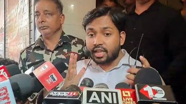 Khan sir : क्या आज गिरफ्तार होंगे खान सर? फायरिंग मामले में FIR के बाद बढ़ीं मुश्किलें, कोर्ट में सरेंडर करने की भी चर्चा तेज