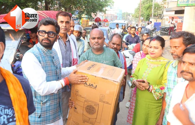 भीषण गर्मी से लोग परेशान: पटना में युवा चेतना ने जरूरतमंदों को बांटे कूलर, रोहित कुमार सिंह ने कहा..अंतिम व्यक्ति तक पहुंचना लक्ष्य