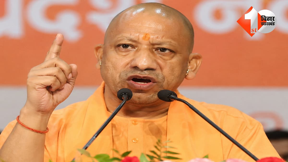 सड़क पर नमाज पढने पर CM योगी सख्त, बोले- घर में जगह नहीं तो संख्या कम करो, अराजकता फैलने नहीं देंगे
