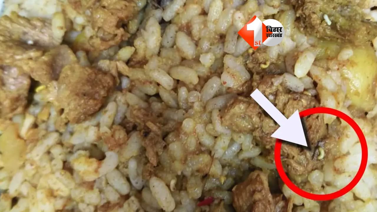 आंगनबाड़ी केंद्र में बच्चों के भोजन में मिले कीड़े, परिजनों ने किया भारी हंगामा; भोजन की गुणवत्ता पर उठे सवाल