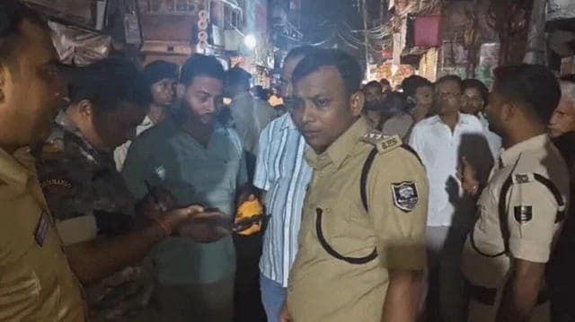 Bihar News: पटना में मूर्ति विसर्जन के दौरान खूनी वारदात, युवक को पहले चाकू से गोदा फिर मारी गोली; अस्पताल में मौत