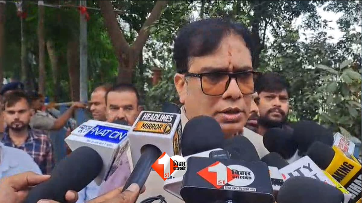 Bihar MLC Election 2026 : 'हम शेर दिल इंसान हैं', घर पर पुलिस रेड मामले में डॉ. संजीव कुमार बोले - सरकार डरी हुई है और सिस्टम मैनेज है!