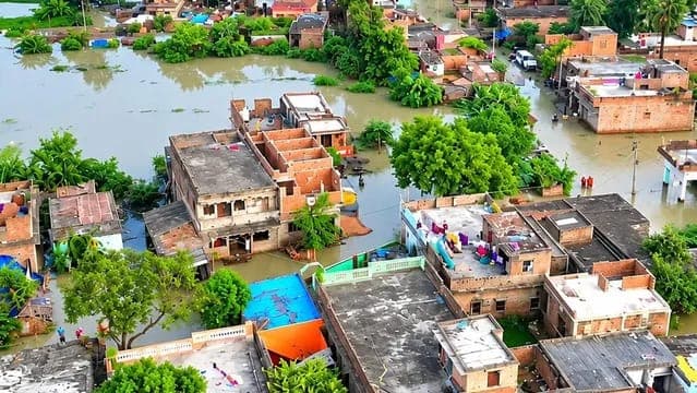 Bihar News : बिहार में बाढ़ का कहर! 20 लोगों की मौत, चंपारण-सारण में हालात गंभीर; 50 गांवों का संपर्क टूटा