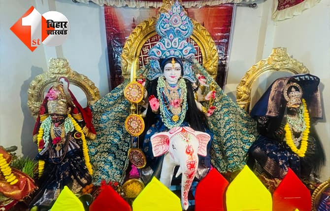 मां दुर्गा का पट खुलते ही मंदिरों और पूजा पंडालों में उमड़ी श्रद्धालुओं की भारी भीड़, मईया के जयकारों से गूंज उठा पूरा इलाका