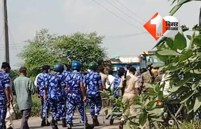 अरवल में अतिक्रमण हटाने पहुंची पुलिस पर रोड़ेबाजी, दो महिला पुलिसकर्मी घायल, खाली झोपड़ी में लगी आग