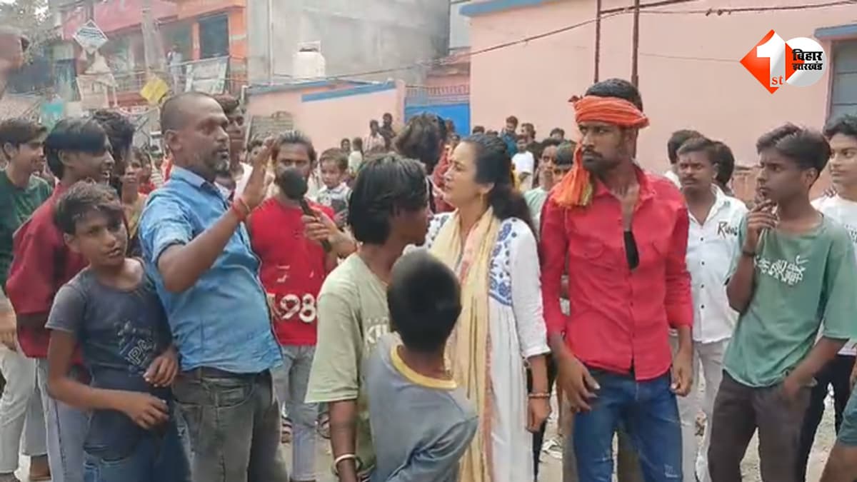 करंट से झुलसी छात्रा का हाथ काटने की नौबत, कार्रवाई नहीं होने पर भड़के परिजन, स्कूल के बाहर 3 घंटे तक किया प्रदर्शन