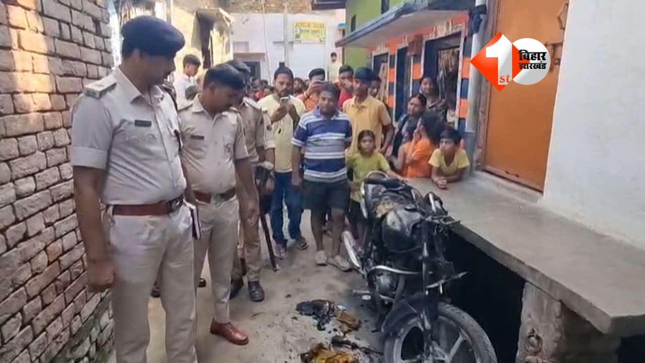 नवरात्रि में माहौल बिगाड़ने की कोशिश: उपद्रवियों ने दो पूजा पंडालों में लगाई आग, बाइक भी जली; घटना के बाद इलाके में तनाव