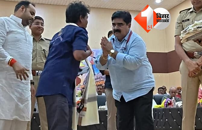 Gaya News: सफाईकर्मी जितेंद्र मांझी की ईमानदारी के कायल हुए IAS-IPS अधिकारी, लाखों का लॉकेट लौटाकर जीत लिया दिल