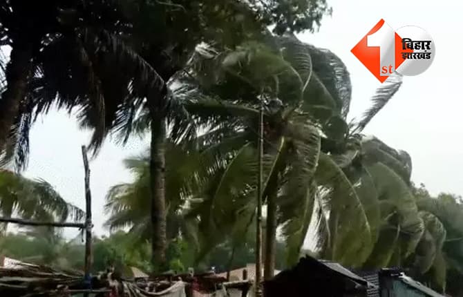 आंध्र और ओडिशा में भारी बारिश, यूपी-एमपी और बिहार में भी अलर्ट, 150 KM की रफ्तार से आगे बढ़ रहा चक्रवात अर्नब
