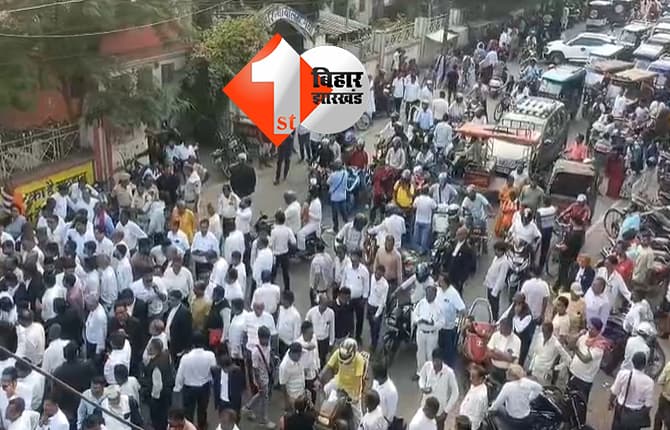 पुलिस पर परेशान करने का आरोप, अधिवक्ताओं ने सड़क जाम कर जताया विरोध