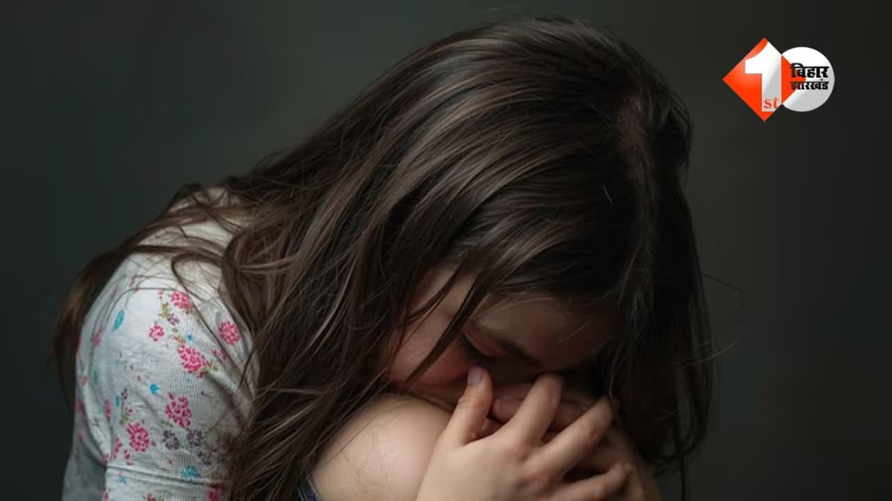 कमरे में सो रही लड़की को जबरन छत पर ले जाकर दुष्कर्म, मोहल्ले के दो लड़कों ने वारदात को दिया अंजाम