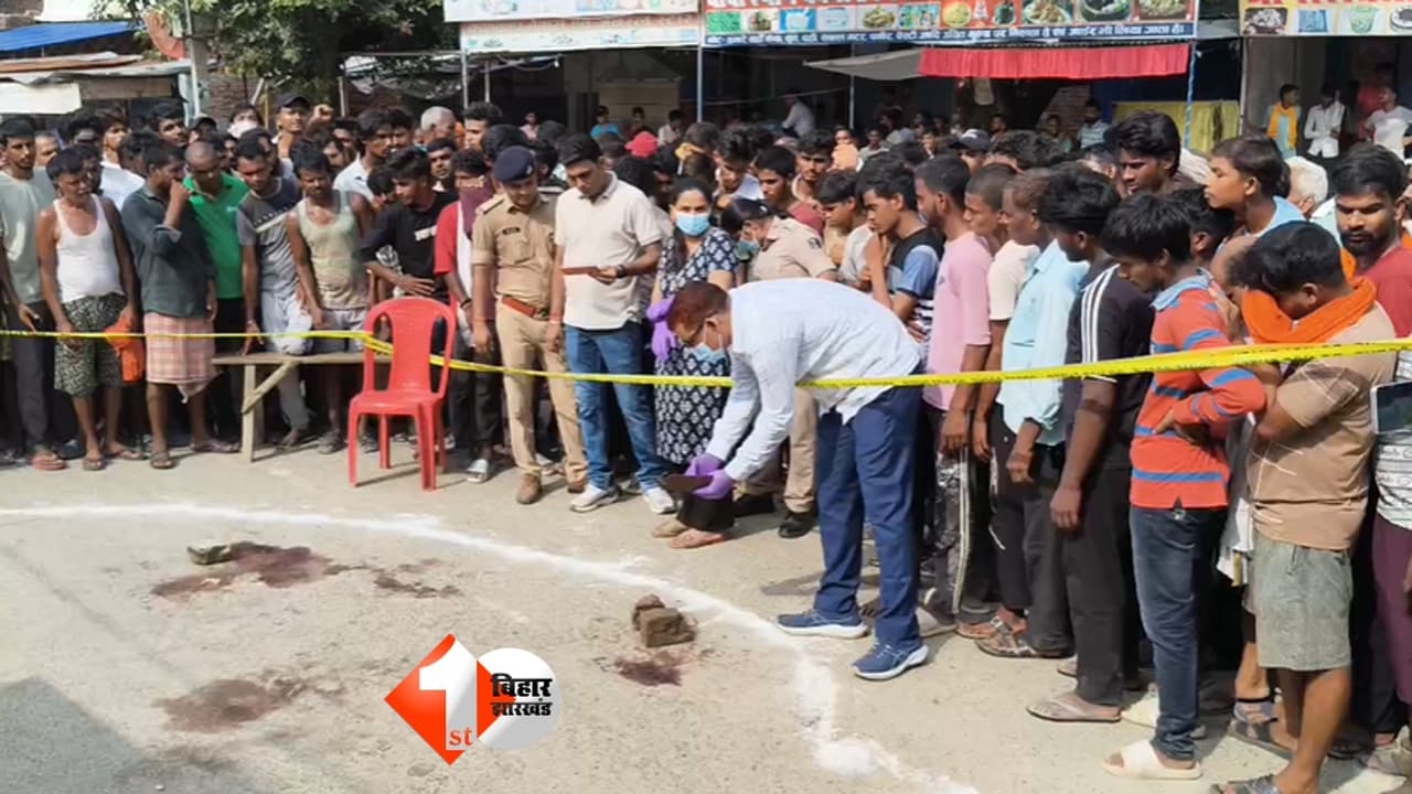 ज्वेलरी शॉप लूटने पहुंचे बदमाशों ने दुकानदार को मारी गोली, ग्रामीणों ने दो लुटेरों को पकड़कर पीटा