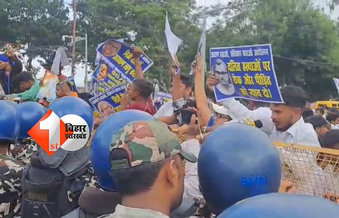 जो दलितों से टकराएगा, चूर-चूर हो जाएगा: पटना में दलित संगठनों का प्रदर्शन, बैरिकेडिंग पर चढ़कर लगाए नारे